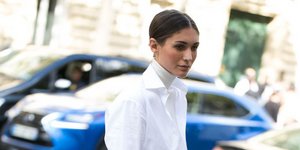 Γυναίκα με πουκάμισο. Street style. Φωτογραφία: Shutterstock/ DKSStyle
