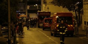 Πυροσβέστες σπεύδουν στον τόπο της πυρκαγιάς -Φωτογραφία: Thomas SAMSON / AFP