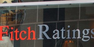Fitch: Η Ελλάδα απομακρύνθηκε από το χείλος του γκρεμού