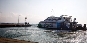 Ανδρες του λιμενικού αποβιβάζουν τους επιβάτες από το Flyingcat 4 /EUROKINISSI/ΘΑΝΑΣΗΣ ΔΗΜΟΠΟΥΛΟΣ