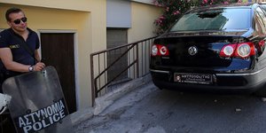 (Ζημιές προκλήθηκαν στο σταθμευμένο αυτοκίνητο του Μητροπολίτη Αρμενίων
