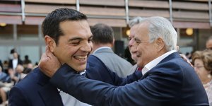 Ο υπουργός Επικρατείας Αλέκος Φλαμπουράρης με τον Αλέξη Τσίπρα/Φωτογραφία αρχείου: Intimenews