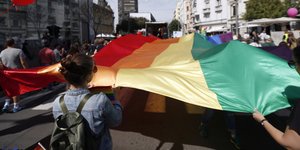 Η πρώτη υιοθεσία από ομόφυλο ζευγάρι στη Γερμανία (Φωτογραφία αρχείου: AP/ Darko Vojinovic)