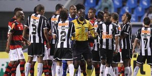 Χτύπησε τον αντίπαλό του και έπεσε κάτω κάνοντας θέατρο [βίντεο]