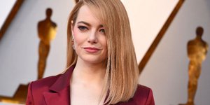H Emma Stone ποζάρει στον φακό/Φωτoγραφία Ap