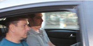 Ο Αριστείδης Φλώρος (με την γκρι μπλούζα) μεταφέρεται στον Εισαγγελέα /Φωτογραφία: AΠΕ/ΜΠΕ