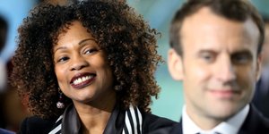 H πρώην υπουργός Αθλητισμού Λωρά Φλεσέρ και ο Γάλλος πρόεδρος Εμανουέλ Μακρόν (Φωτογραφία: ΑΡ) 