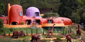 Το «σπίτι των Φλιντστόουν» στην βόρεια Καλιφόρνια. Φωτογραφία: YouTube