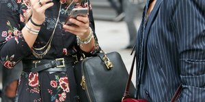 Γυναίκες ποζάρουν στον φακό/Φωτογραφία Shutterstosk