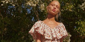 Mοντέλο ποζάρει στον φακό/ Φωτογραφία: matchesfashion