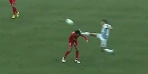 Ποδοσφαιριστής καρατέκα χτύπησε στο κεφάλι αντίπαλο [βίντεο]