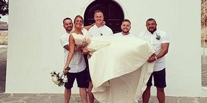 Το ζευγάρι ποζάρει μετά την τέλεση του μυστηρίου του γάμου. Φωτογραφία: Facebook/Carlyflunn