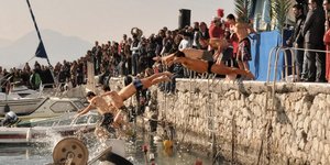 Απολυμένοι προς Βουλευτές: Δεν σας ρίχνουμε στη θάλασσα για να μην... μολύνουμε