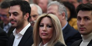 Η Φώφη Γεννηματά (μέση) ο γραμματέας του ΚΙΝΑΛ Μ. Χριστοδουλάκης (αριστερά) και ο εκπρόσωπος Τύπου Π. Χρηστίδης (δεξιά) -Φωτογραφία: Intimenews/ΒΑΡΑΚΛΑΣ ΜΙΧΑΛΗΣ 