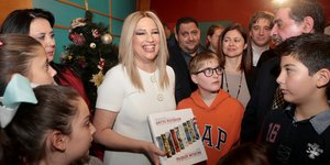 Η Φώφη Γεννηματά άκουσε τα κάλαντα στα γραφεία του ΚΙΝΑΛ / 