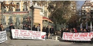 Συγκέντρωση διαμαρτυρίας φοιτητών έξω από το ΥΜΑΘ (Φωτογραφία: Thestival)