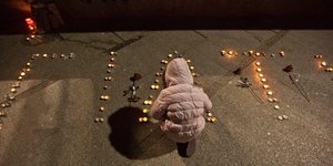 Με αναμμένα κεριά τίμησαν στη Λάρισα τους αδικοχαμένους φοιτητές [εικόνες]