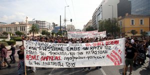 Φοιτητές «έψαχναν» την Τρόικα στο υπουργείο Εσωτερικών – Πέταξαν αυγά στα ΜΑΤ