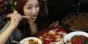 Πορνό με... φαγητό- Καταβροχθίζει τα πάντα μπροστά σε μια κάμερα και θησαυρίζει 