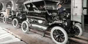 H γραμμή παραγωγής του Henry Ford συμπλήρωσε έναν αιώνα