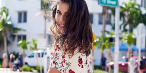 Μοντέλο ποζάρει στο φακό/ Φωτογραφία: Ba&sh Paris