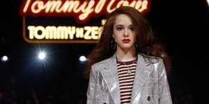 Μοντέλο στην πασαρέλα στο σόου Τommy Hilfiger/ Φωτογραφία: Τοmmy x Zendaya