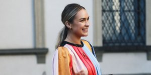 Mια fashion blogger ποζάρει στο φακό/ Φωτογραφία: Shutterstock