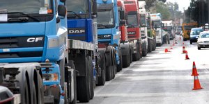 Τα ΜΑΤ φρέναραν τα βυτιοφόρα– Δεν άφησαν τους οδηγούς να πάνε προς τη Βουλή