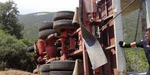 Ακρωτηριάστηκε άνδρας στη Λαμία -Επεσε στον γκρεμό το φορτηγό που οδηγούσε ο γιο