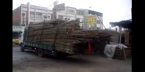 Τρελός οδηγός ξεφορτώνει το φορτηγό με τρόπο... μοναδικό [βίντεο]