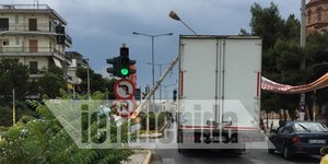 Ο οδηγός του φορτηγού δεν μπορεί να το μετακινήσει γιατί σε αυτό στηρίζεται η κολώνα