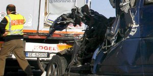 Σφοδρή σύγκρουση φορτηγού με πούλμαν στην Πολωνία - Τουλάχιστον 24 τραυματίες