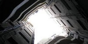 Φρίκη στην Κυψέλη – Νεκρός άνδρας επί δύο εβδομάδες σε φωταγωγό