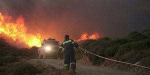 Νέα φωτιά στην Αττική: Απειλεί σπίτια πυρκαγιά στο Πόρτο Ράφτη