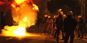Καίγονται δύο καταστήματα και μια τράπεζα στην Σταδίου και στην Κοραή