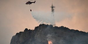 Επίγειες και εναέριες δυνάμεις στη μάχη με τις φλόγες. Φωτογραφία: Eurokinissi
