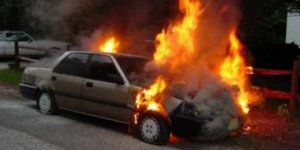 Μία 46χρονη έκαιγε αυτοκίνητα και μηχανές σε Καλλιθέα και Πετράλωνα