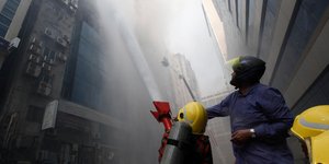 μεγάλη φωτιά σε κτίριο στην Ντάκα/Φωτογραφία: AP