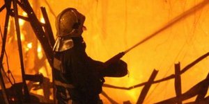 Μεγάλη πυρκαγιά εκδηλώθηκε τη νύχτα στη βιομηχανική περιοχή του Ηρακλείου της Κρ