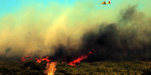 Πύρινος Αρμαγεδδών στην Κερατέα – Καίγονται σπίτια