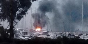 Φωτιά σε ιστιοφόρα στην Πάτρα/ Φωτογραφία: patrastimes