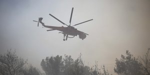 Διακοπές ρεύματος εξαιτίας της φωτιάς στην Κινέτα (Φωτογραφία: EUROKINISSI/ ΣΤΕΛΙΟΣ ΜΙΣΙΝΑΣ)