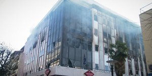 Μεγάλη φωτιά σε εφορία στη Λάρισα (Φωτογραφία: EUROKINISSI/ΜΙΧΑΛΗΣ ΜΠΑΤΖΙΟΛΑΣ)