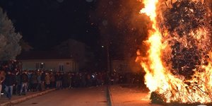 Φωτογραφία:neaflorina.gr/ Σε εορταστικό κλίμα η Φλώρινα- Αναψαν και φέτος τις πελώριες φωτιές