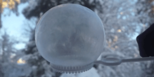 Σαπουνόφουσκες στους -26 βαθμούς Κελσίου μετατρέπονται σε εντυπωσιακές μπάλες πά