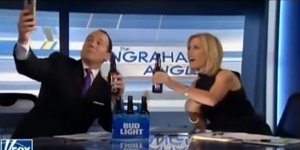 Οι δημοσιογράφοι την ώρα που προσπαθούν να βγάλουν selfie. Φωτογραφία: YouTube