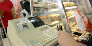 Ολοι θέλουν το σήμα για τη μείωση του ΦΠΑ -Πάνω από 7.000 αιτήσεις από καταστημα