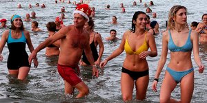 150 κολυμβητές αποτόλμησαν βουτιά στα παγωμένα νερά του Ατλαντικού στο Μπιαρίτς της Γαλλίας (Φωτογραφία: ΑΡ/Bob Edme) 