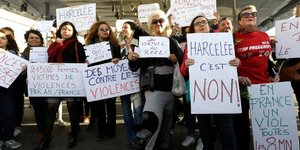 Γυναίκες διαδηλώνουν κατά της σεξουαλικής βίας στο Παρίσι (Φωτογραφία: ΑΡ)