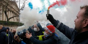 Μέλη των «κίτρινων γιλέκων» πολιόρκησαν χθες το κτίριο της Γαλλικής Εθνοσυνέλευσης (Φωτογραφία: ΑΡ/Michel Euler)